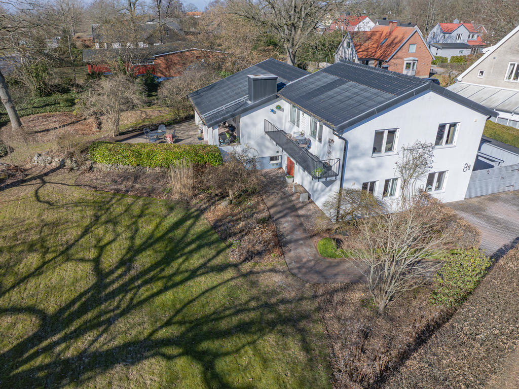 3-plansvilla med halvtrappor och inredd källare 