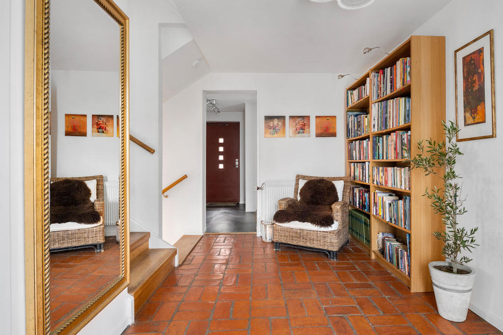 Hall med trappa till nästa våning samt källare