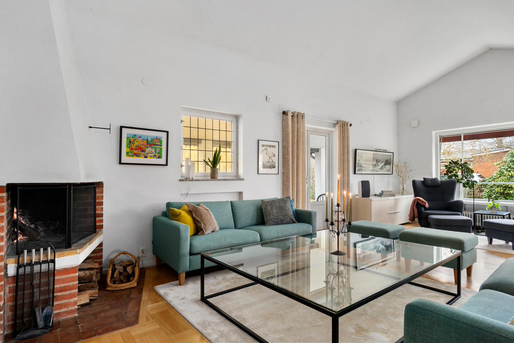 Vardagsrum med utgång till uteplats