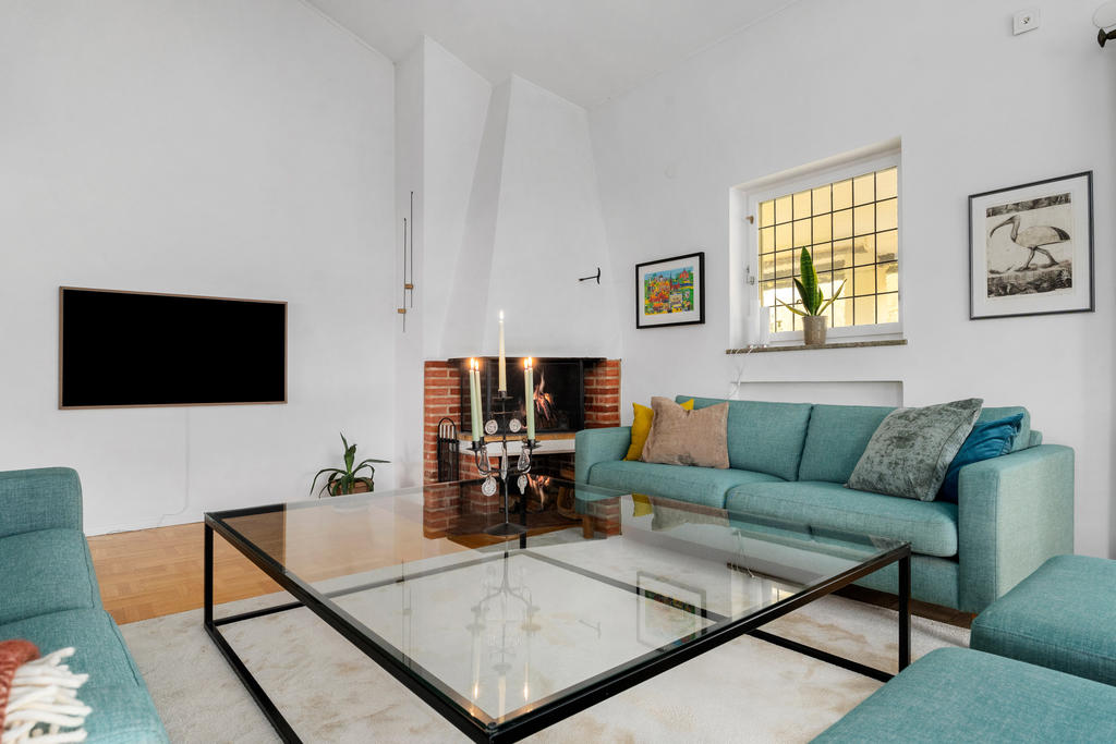 Vardagsrum med öppen spis