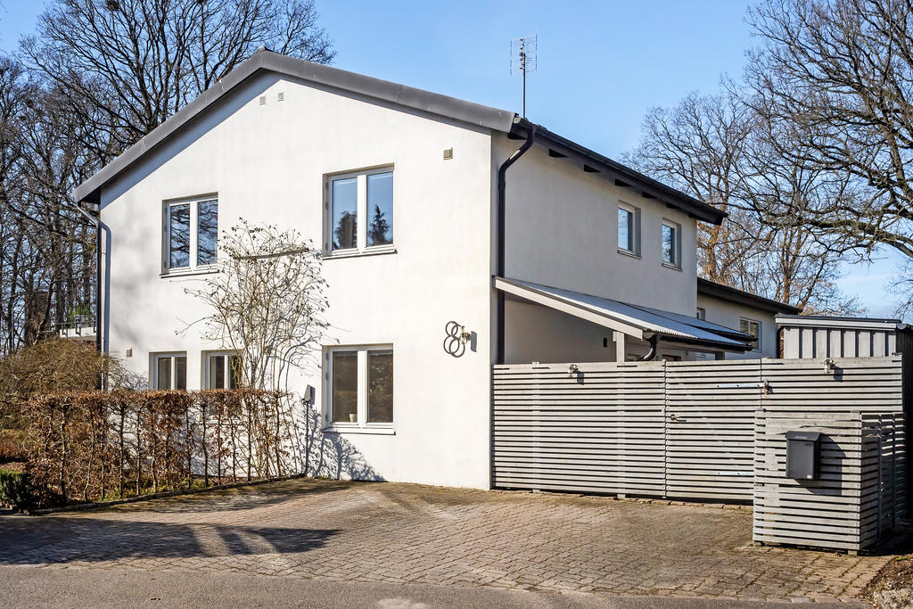 Uppfart med ingång till vardagsentré, cykelskjul och förråd