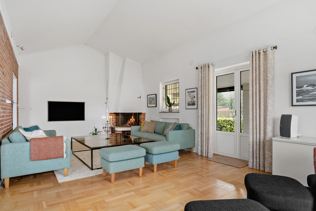 Utgång till uteplats och valv till vänster i bild mot köket