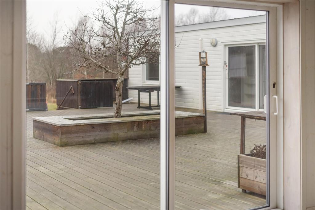 Vy från kök mot innergården