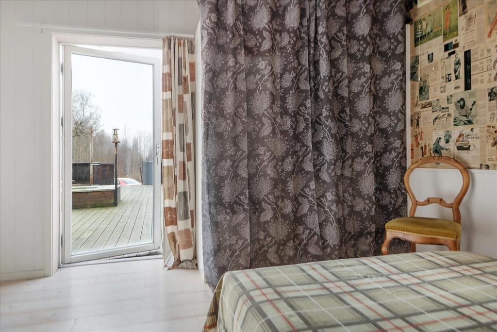 Sovrum 1 med utgång till innergård
