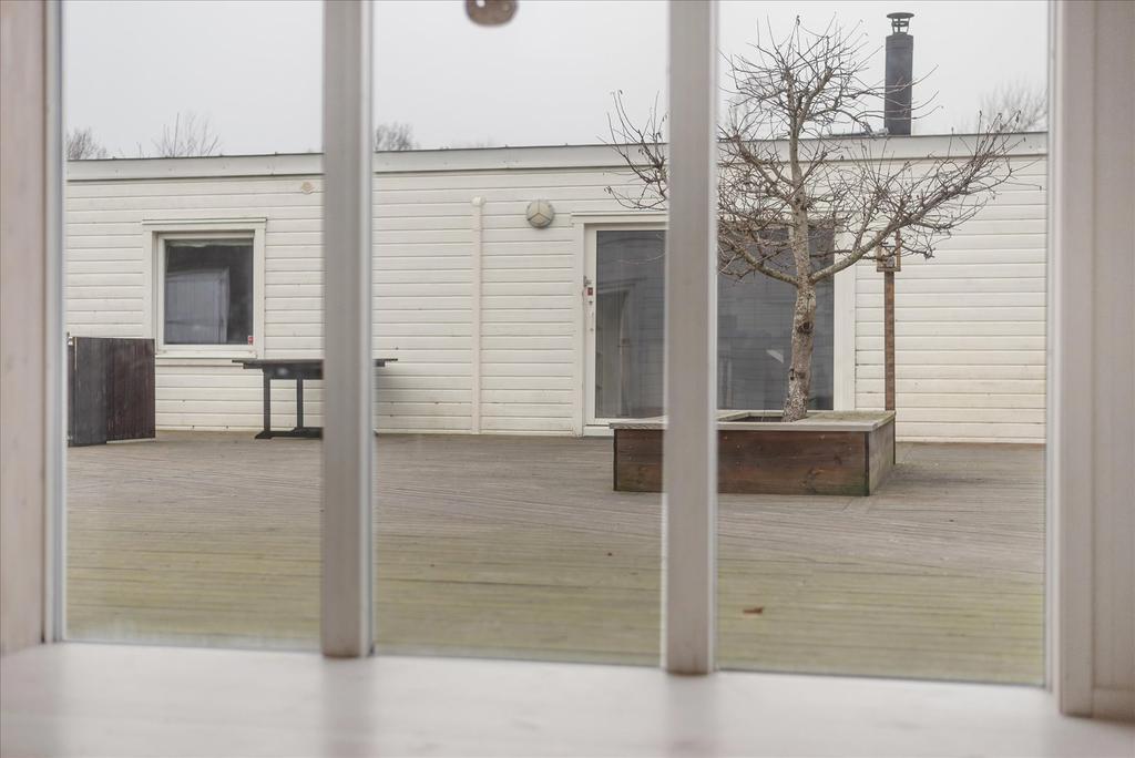 Vy från vardagsrum mot innergård