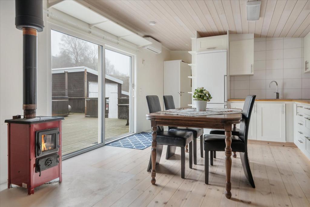 Ateljé/gästhus 
Kök med värmande braskamin