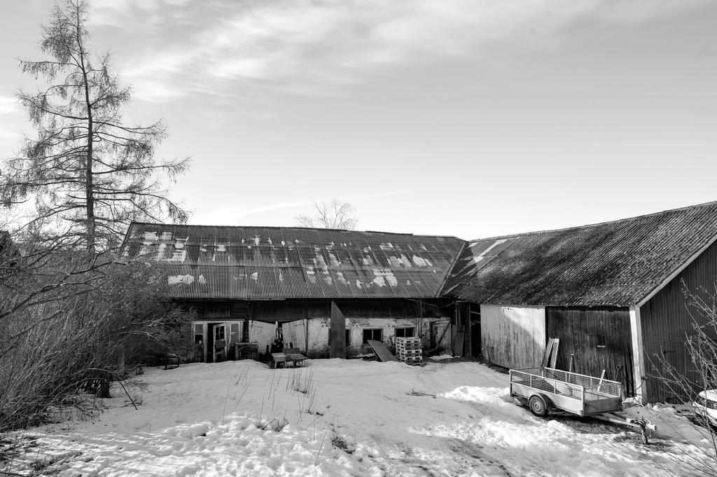 Stor lada i vinkel med underhållsbehov