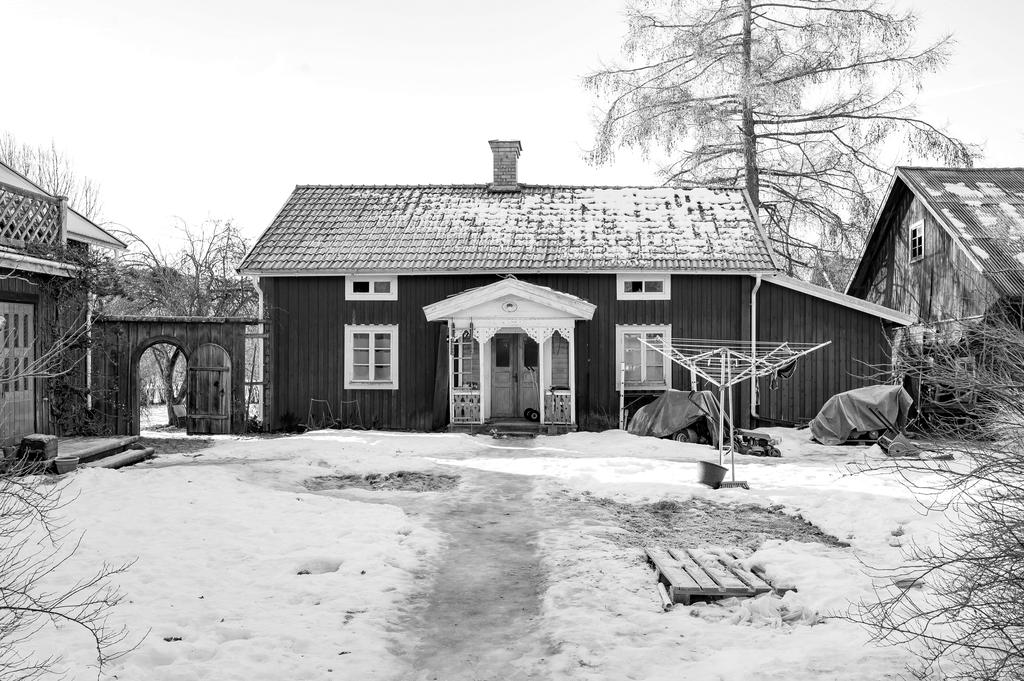 Gästhus med flera rum, snickarbod och loft