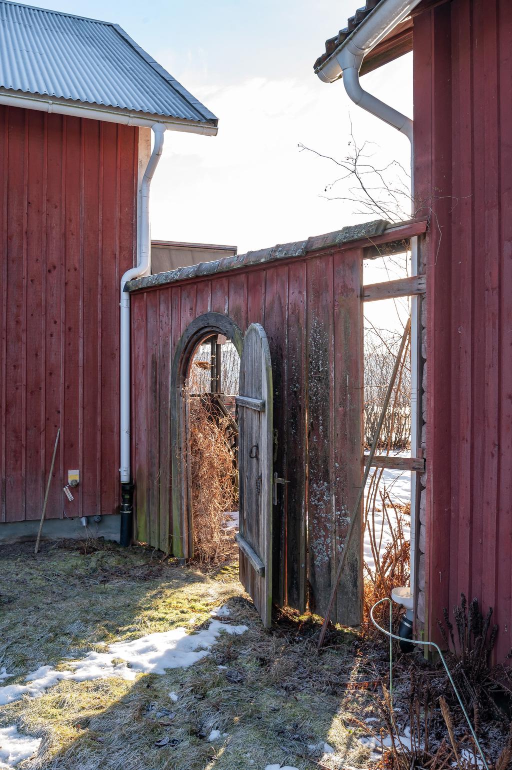 En portal leder till baksidan och trädgården