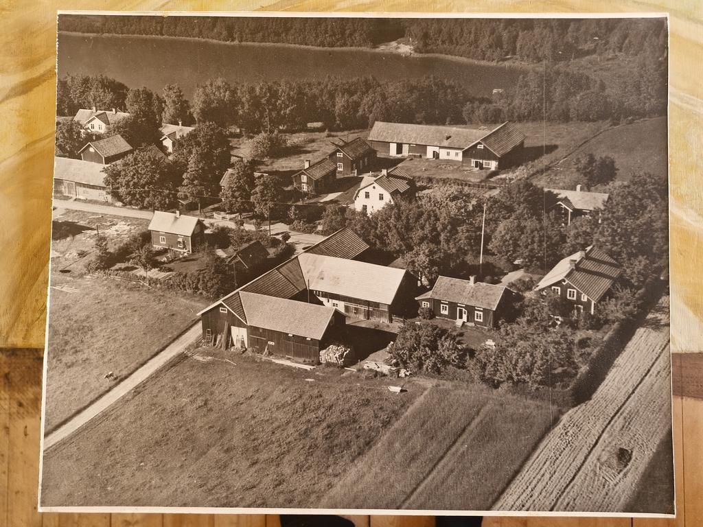 Gammalt flygfoto på gården