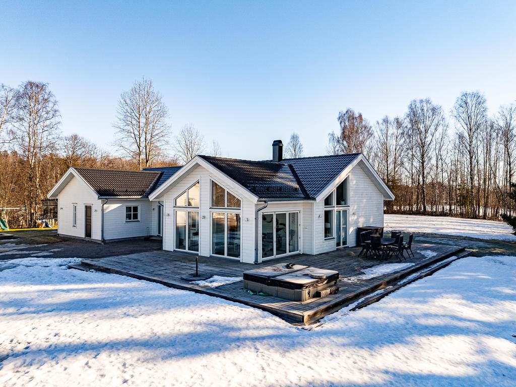 Altanen sträcker sig runt huset (spabadet är trasigt)