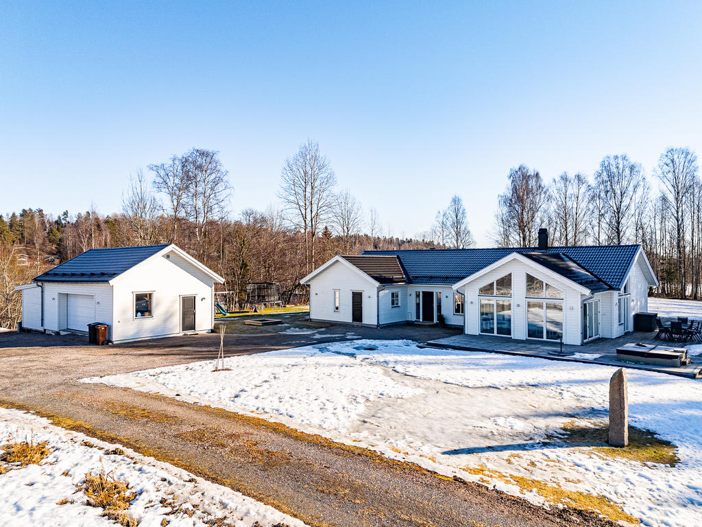 Stort garage och rejält tilltaget enplanshus