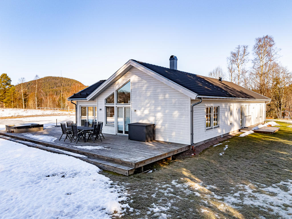 Stor altan som sträcker sig runt huset