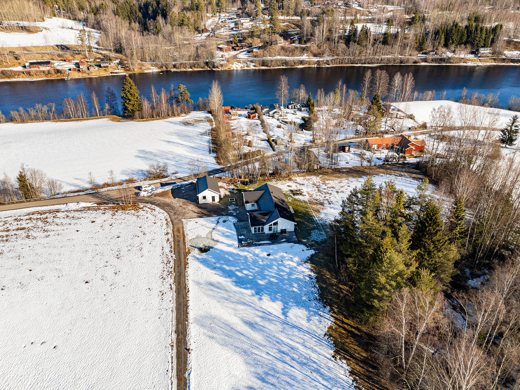 Dalälven rinner sakta föbi i närheten