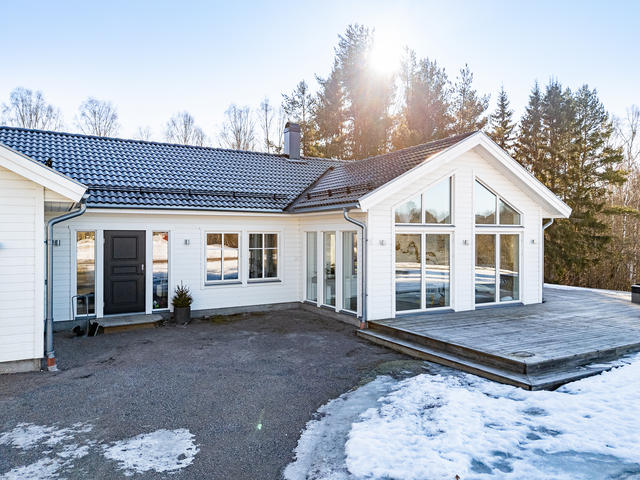 Entrén och inglasat uterum med altan