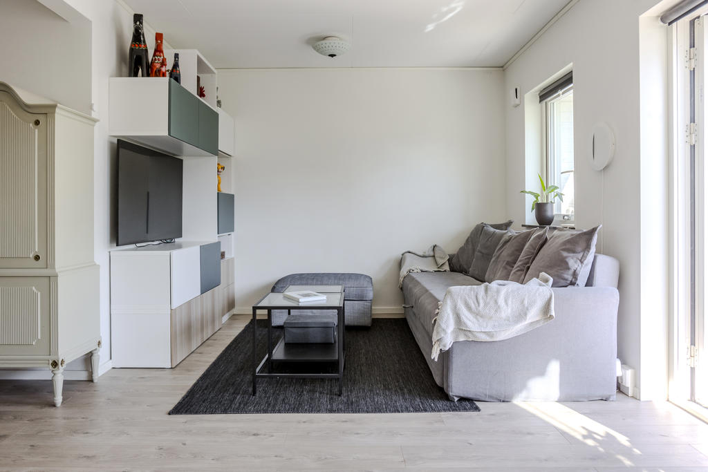 Här finns plats för soffa och tv-lösning