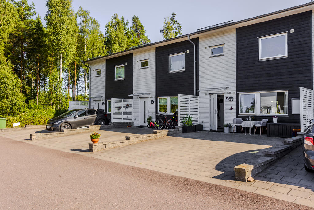 Framsidan med plats för två bilar