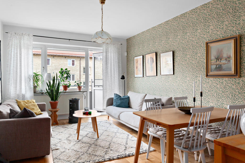 Ljust och fint vardagsrum med utgång till balkongen