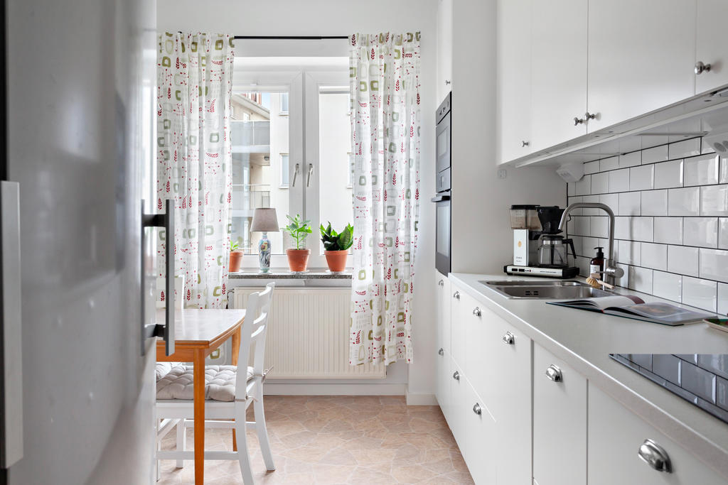 Vitt och fräscht kök med matplats
