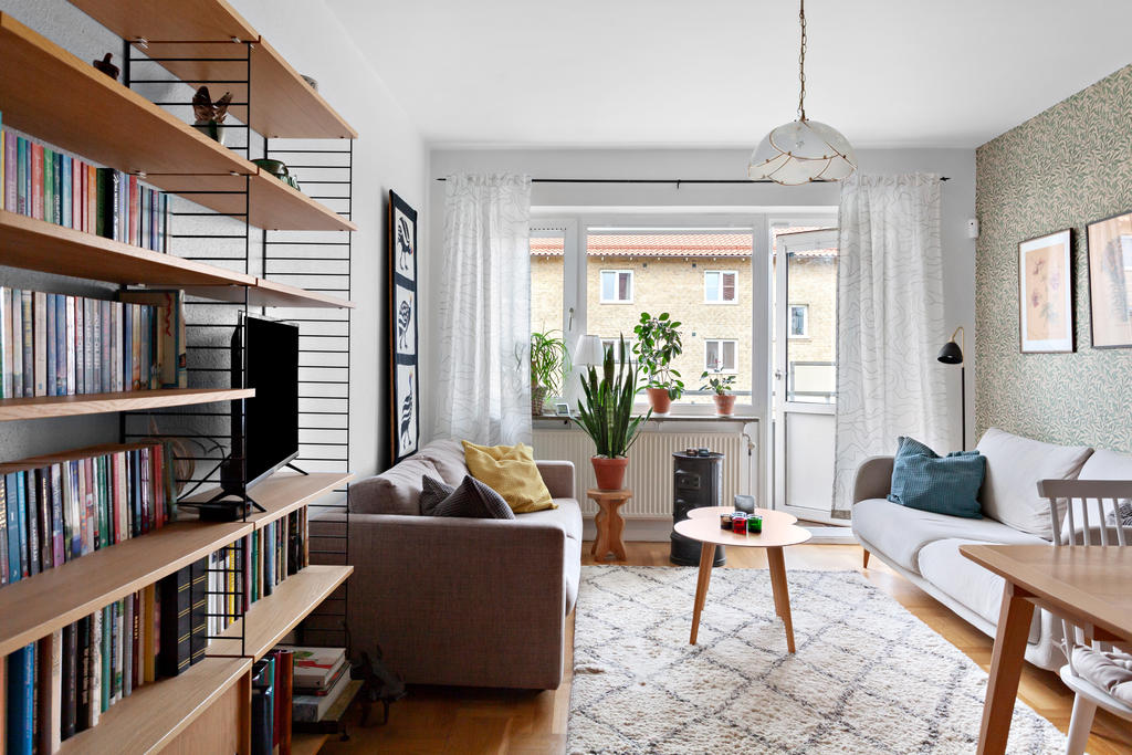 I vardagsrummet finns det plats för både soffgrupp och matbord