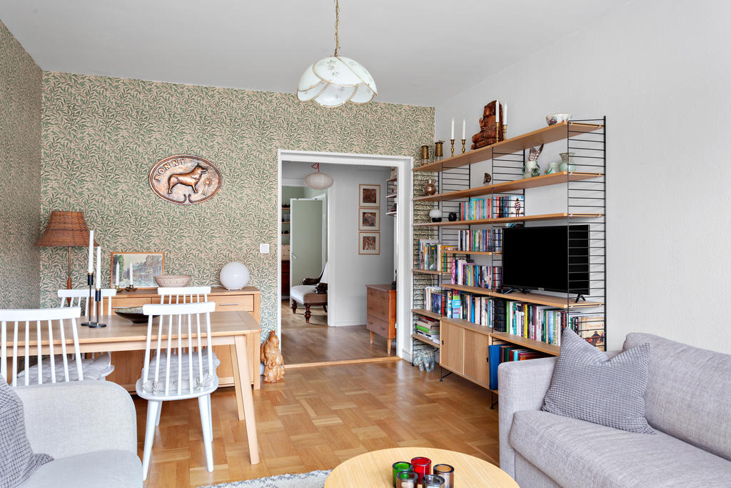 En fin William Morris-tapet pryder två av vardagsrummets väggar