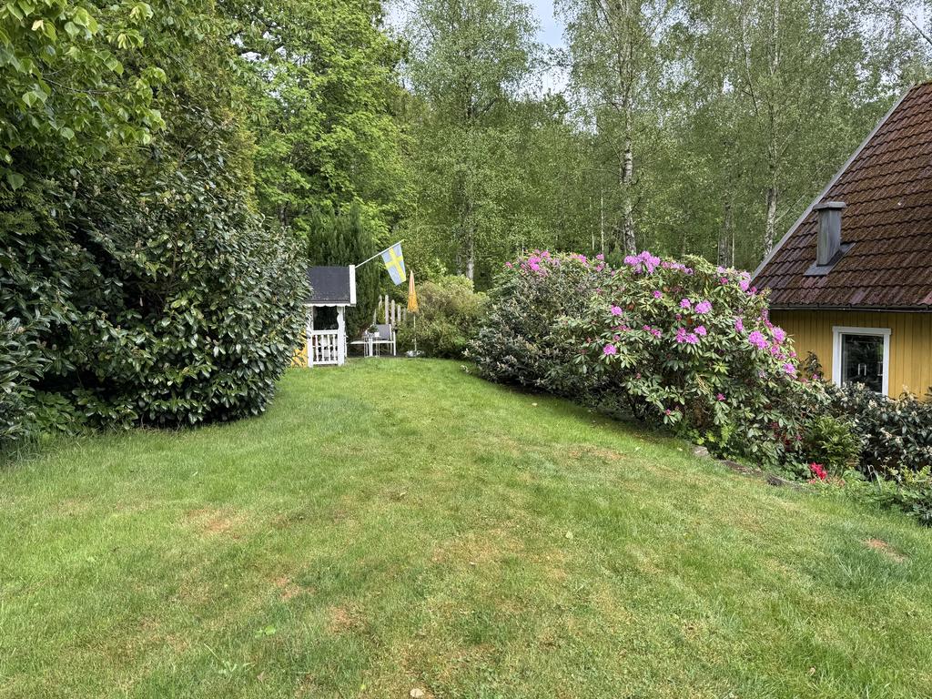 Fin trädgårdstomt med lekstuga