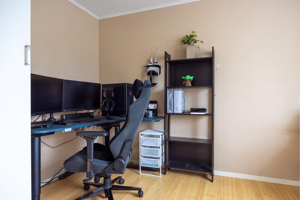 Entréplanets sovrum som i nuläget används som kontor/gaming rum.