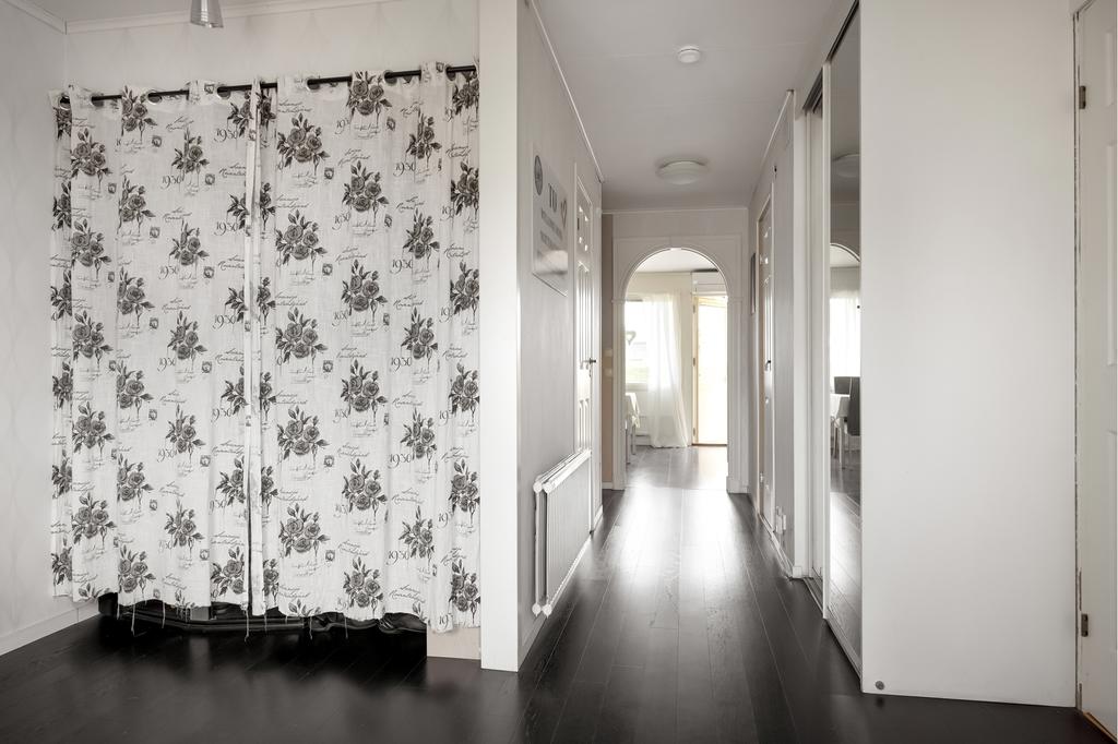 Stor rymlig hall med bra förvaringsmöjligheter och avhängningsplats. Här finns plats för ytterligare enklare möblemang beroende på behov.