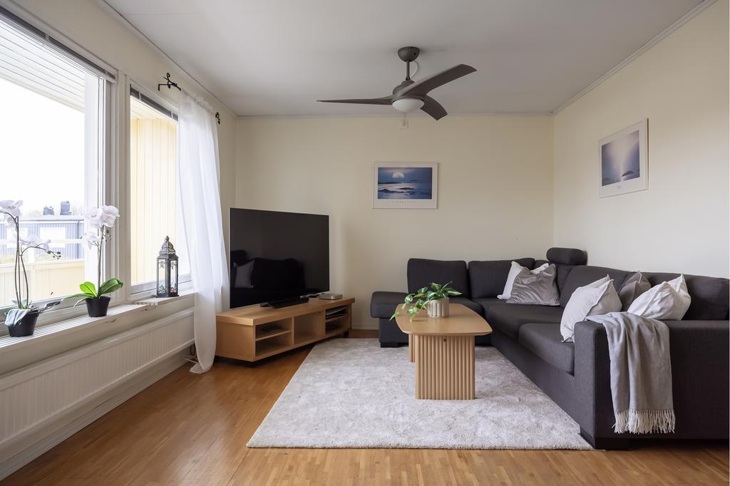 Vardagsrummet är väl tilltaget så stor soffa, soffbord, tv-bänk och ytterligare möbler får utan problem här. 