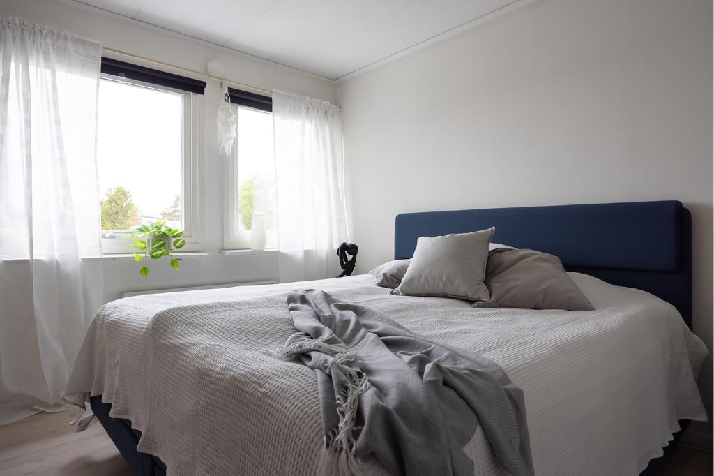 Master bedroom med fint ljusinsläpp och bra med förvaring bakom rummets spegelskjutdörrar.