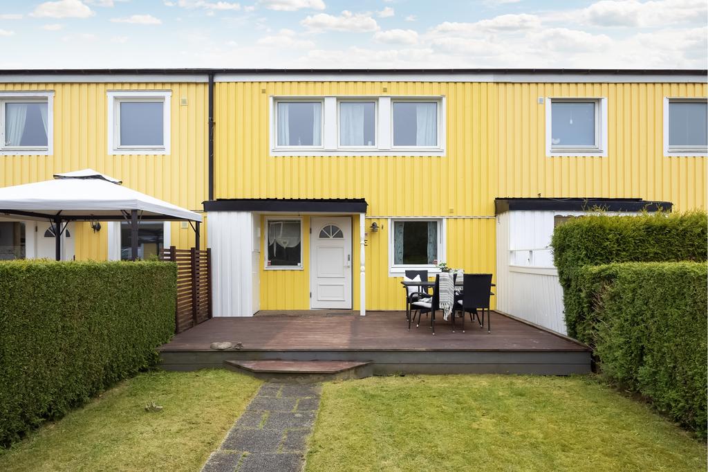 Framsidam med stort altandäck med plats för matgrupp eller lounge möblemang. Här ryms även lite krukor och mindre pallkragar om man har gröna fingrar.