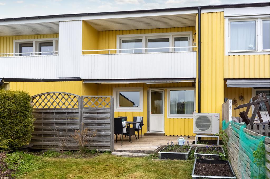 Baksidan med balkong och uteplats för släkt och vänner att umgås och middagar ihop på. Här har du pallkragar att plantera dina favorit grödor eller blommor.