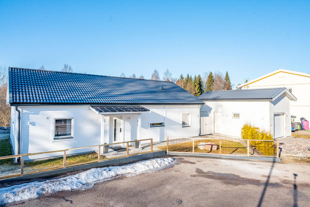 Varmt välkomna till Myrvägen 45 och denna trevliga enplansvilla vid återvändsplan!