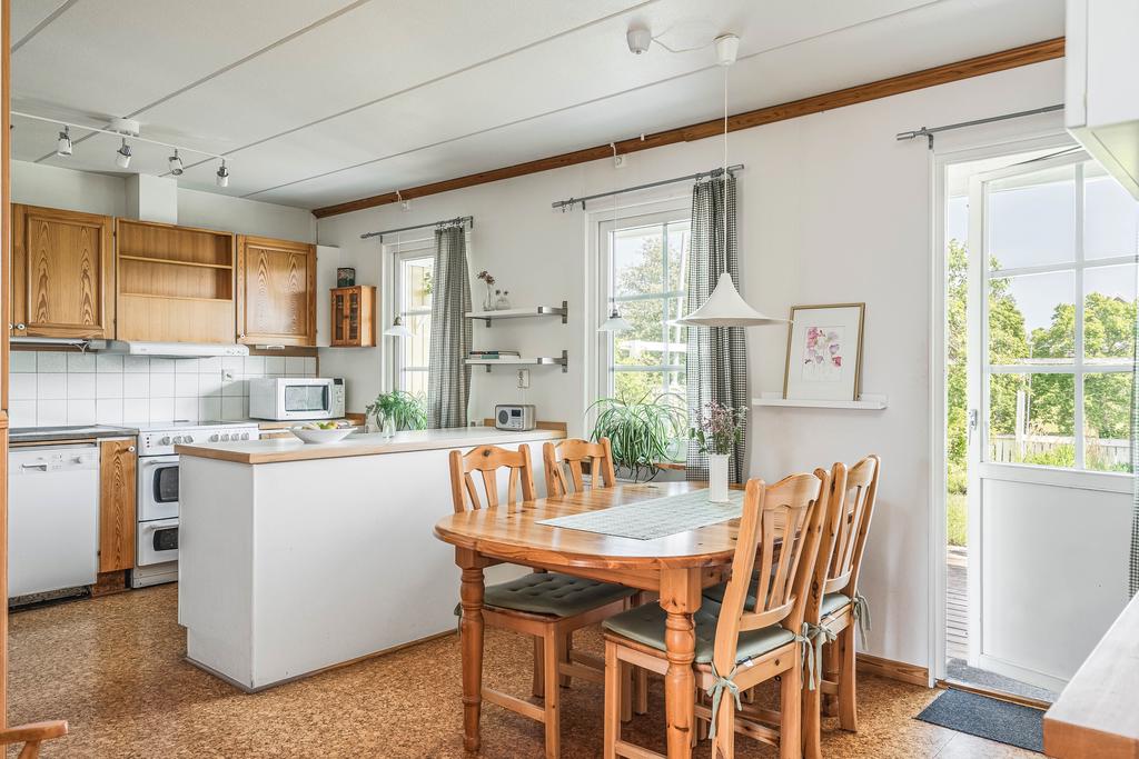 Kök med plats för matbord