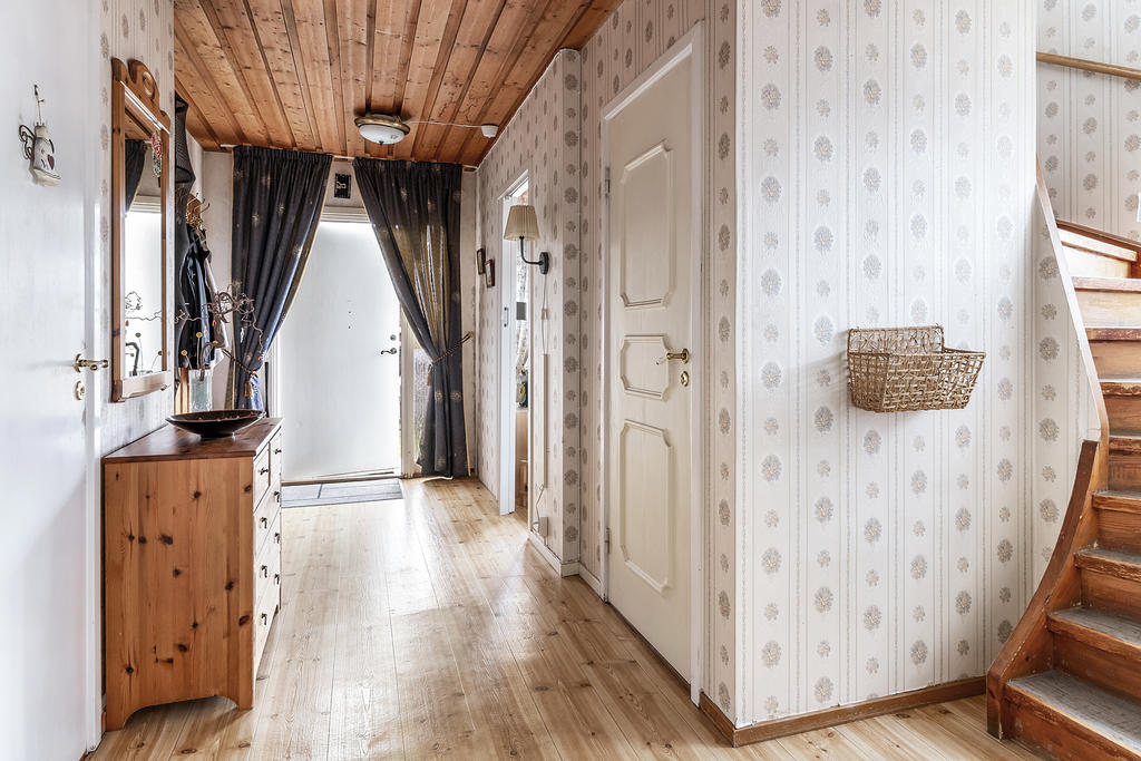 Hall med trapp till övre plan