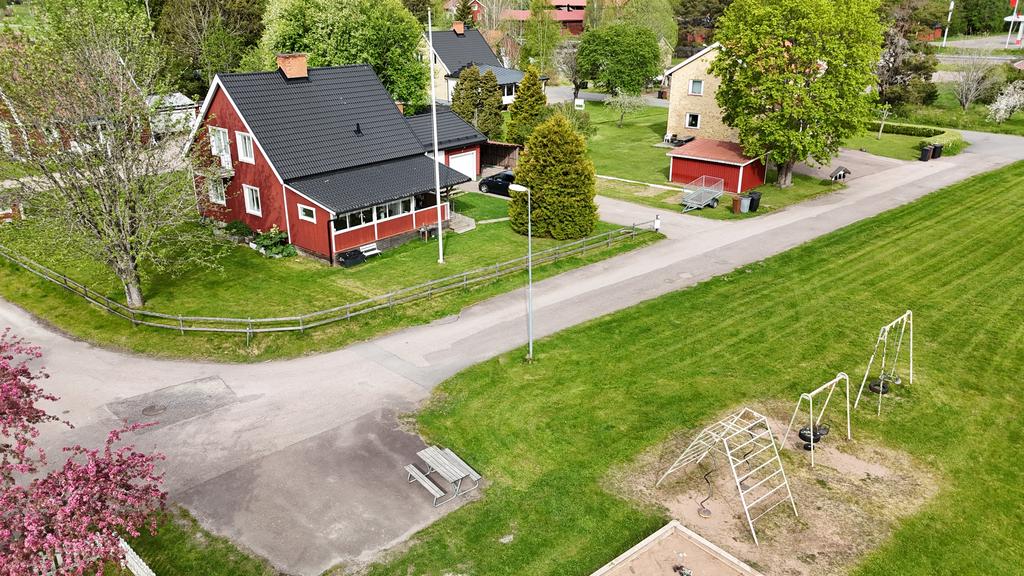 Lyx att kunna sitta på altanen hemma och barnen leker i lekparken framför