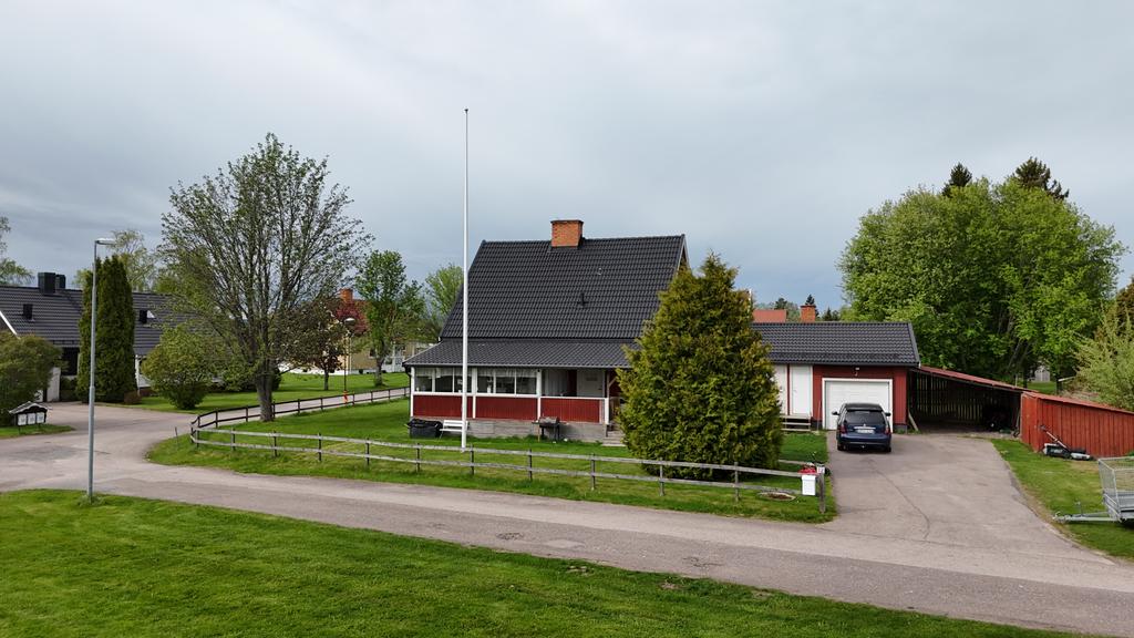 Här är det förberett för extra bostad i utbyggnaden, samt garage, carport och vedbod