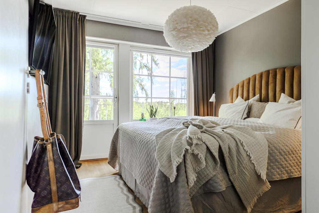 Rofyllt sovrum (1) med utsikt mot baksidan