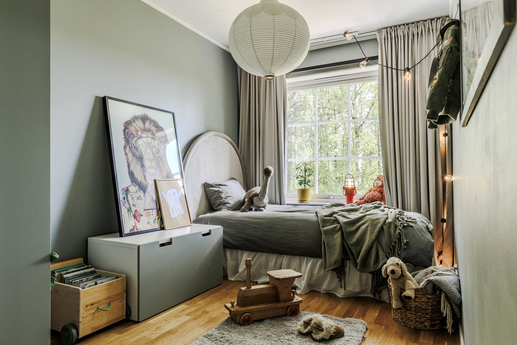 Sovrum (2) med plats för både lek och bo