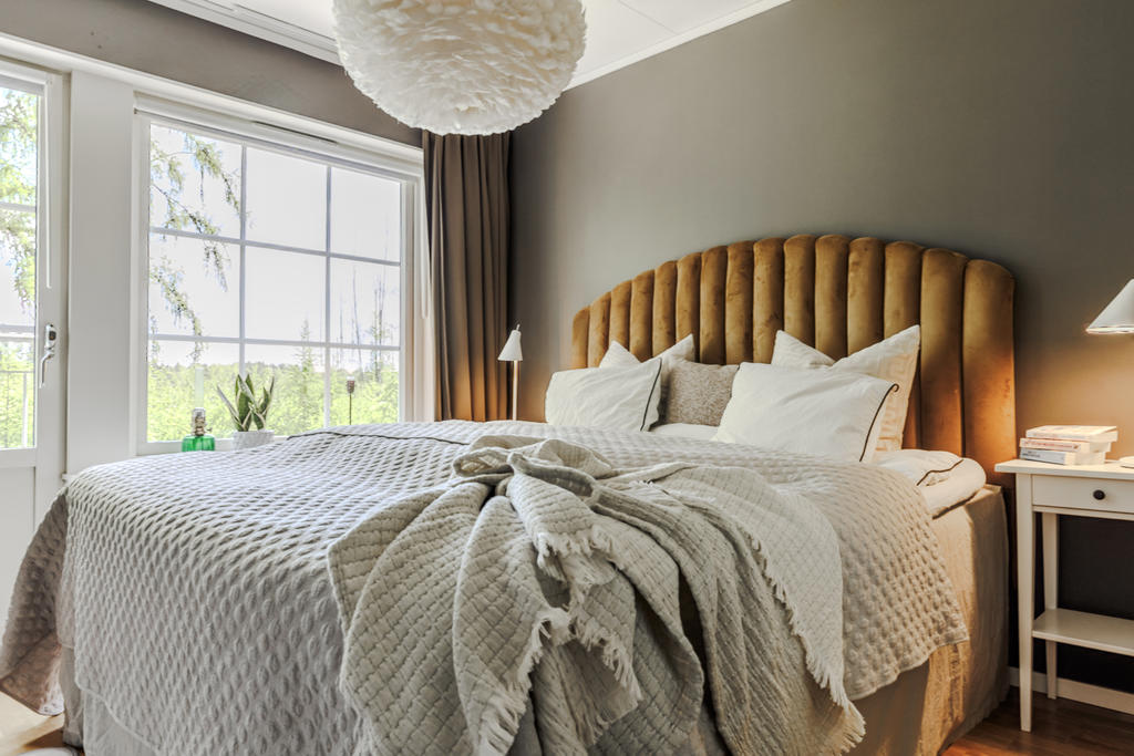 Rymligt sovrum på övervåningen (1) med fransk balkong mot baksidan