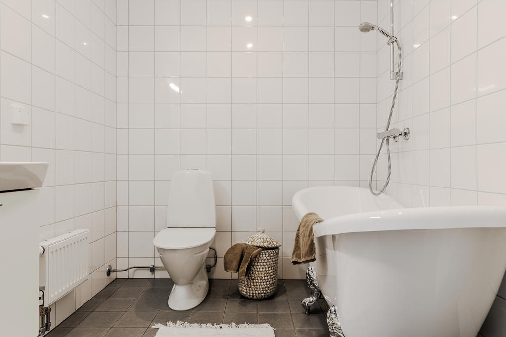 Helkaklat badrum med badkar