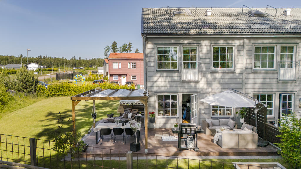 Gavel med stor gräsmatta