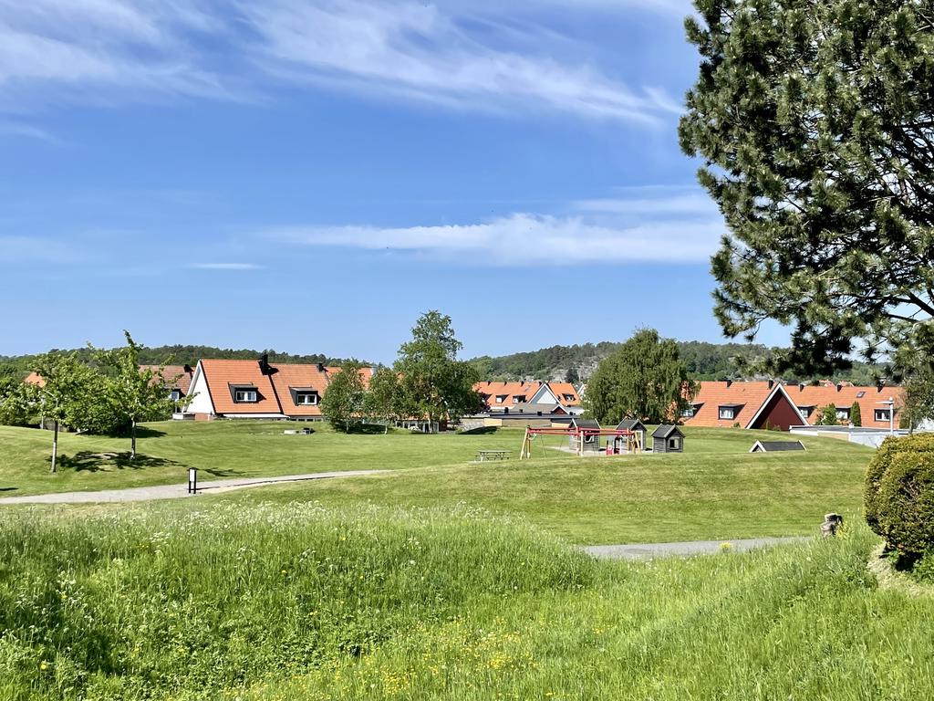 Utan att passera en enda parkering eller bilväg finns det i området 6 lekplatser. 