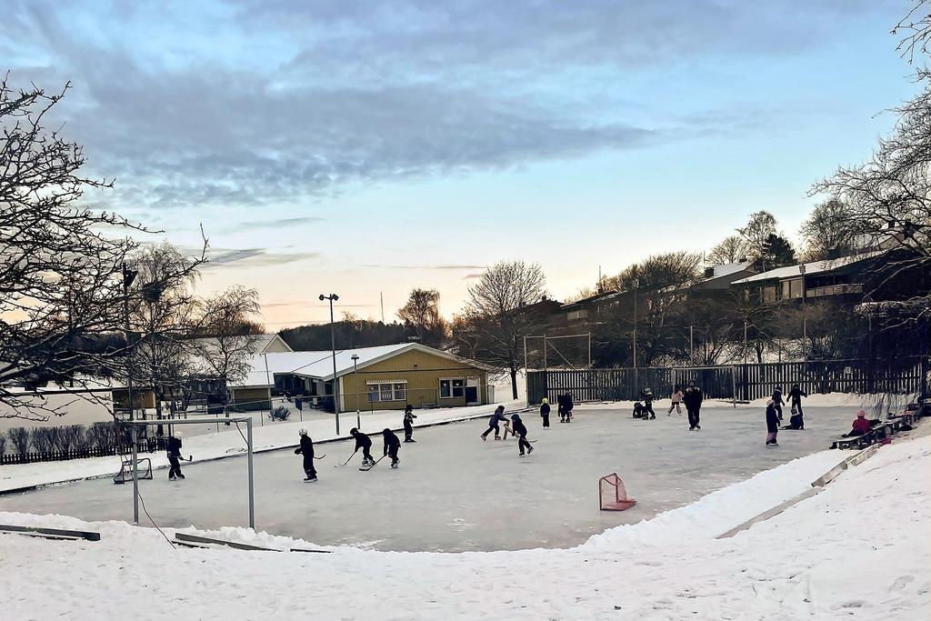 Vid kullen spolas det is vid väder så att barnen och de vuxna kan åka skridskor. Intill ser ni en av förskolorna. 