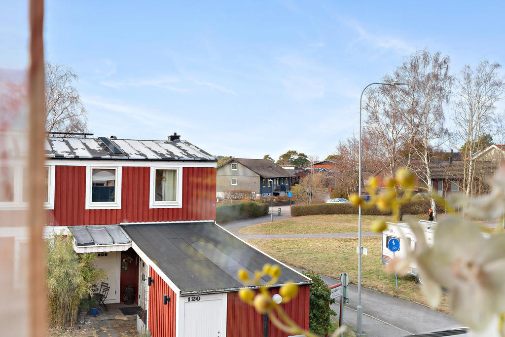 Utsikt från sovrum. Nedan tar villaområdet vid och ni skymtar skylten för gång- och cykelväg som tryggt tar barnen ner till Önneredsskolan (F-9)