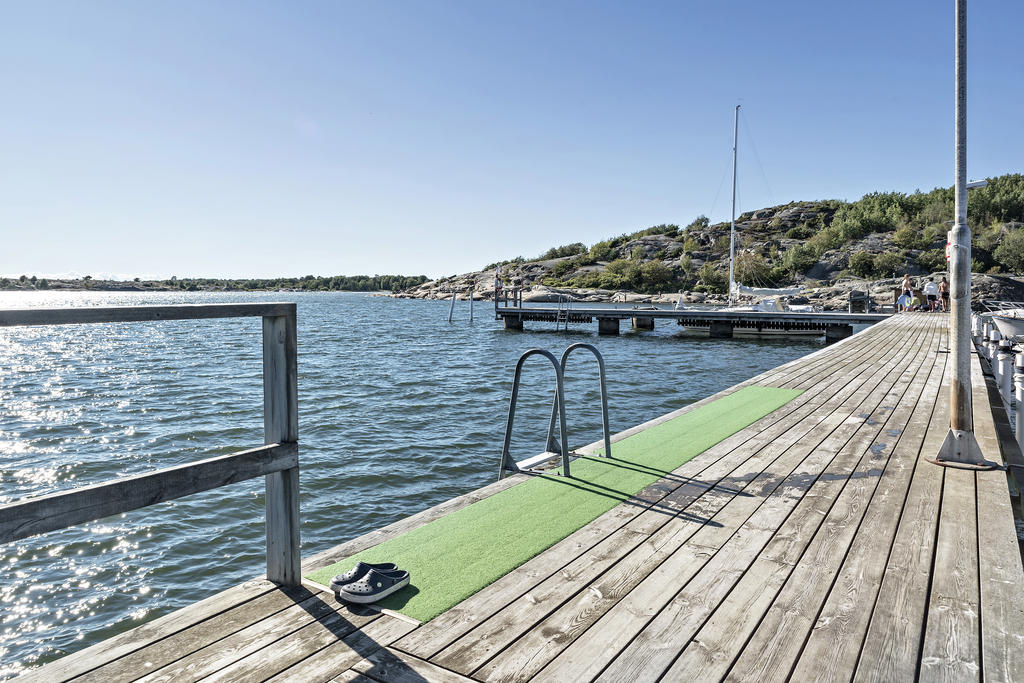 Rörvik erbjuder sandstrand, klippor och badbryggor