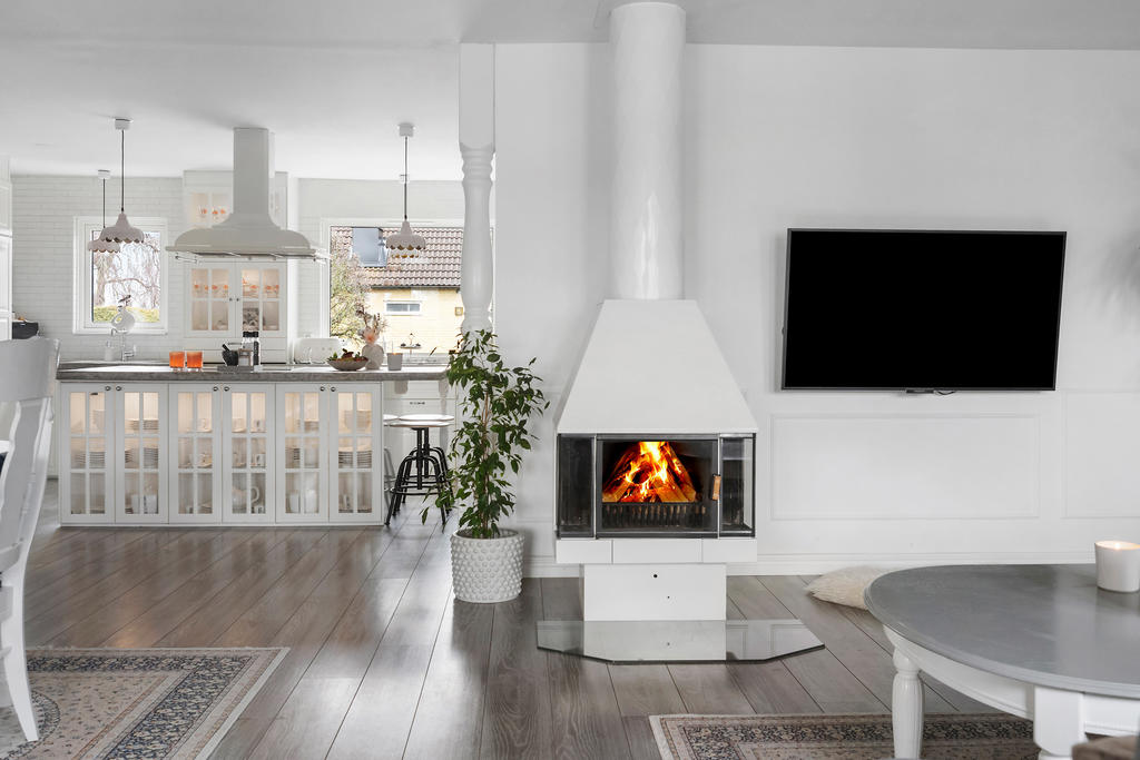 Vardagsrum med centralt placerad kamin