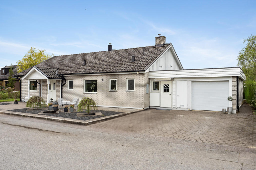 Stor uppfart och garage