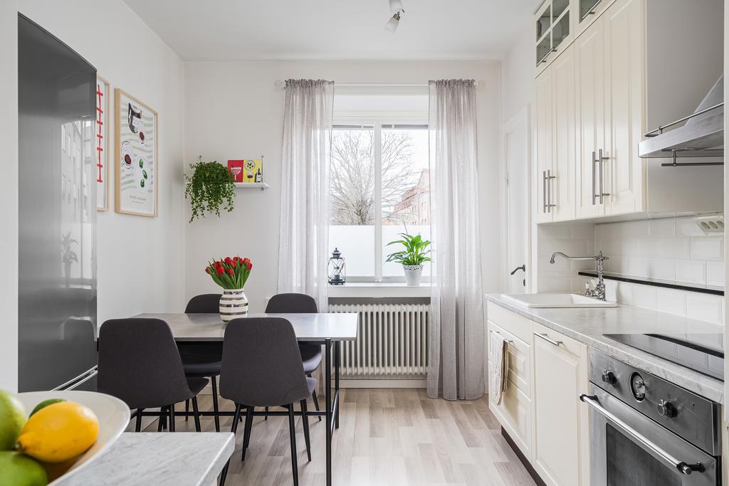 Trivsamt kök med matplats