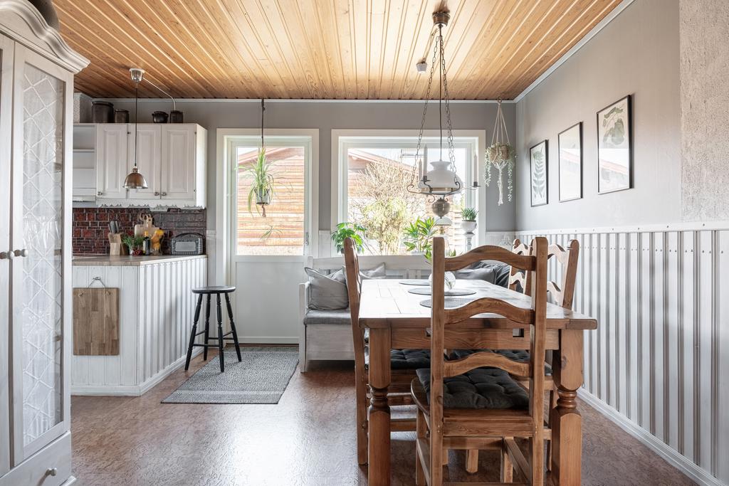 Matplatsen med utgång till trädgården
